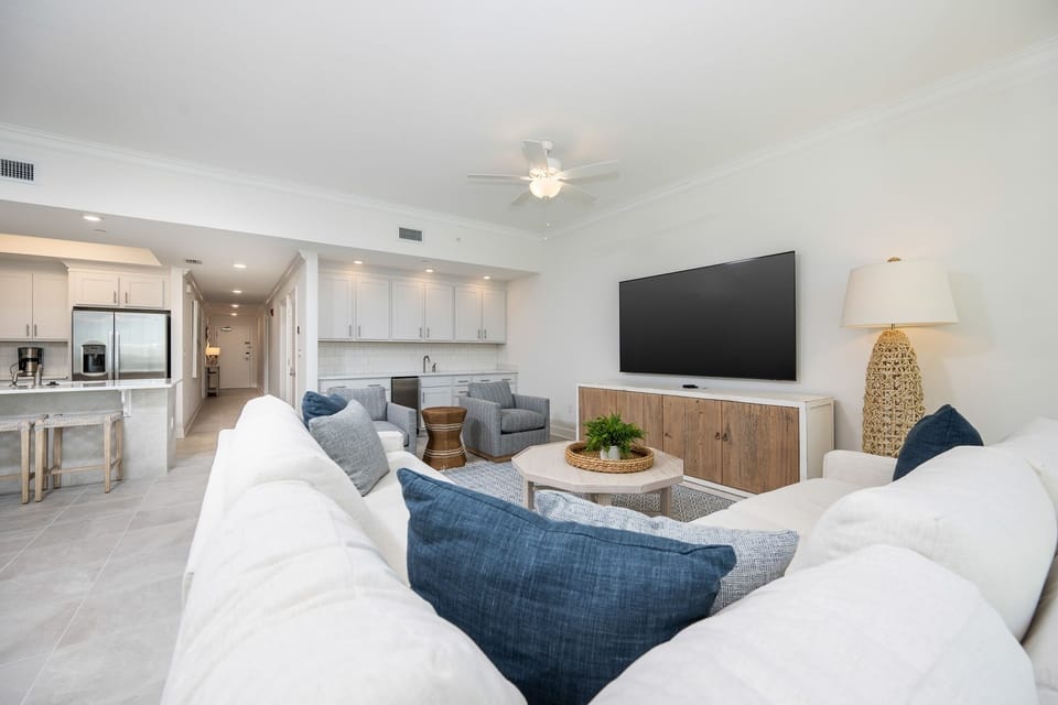 Condo, 2 Bedrooms | Living area