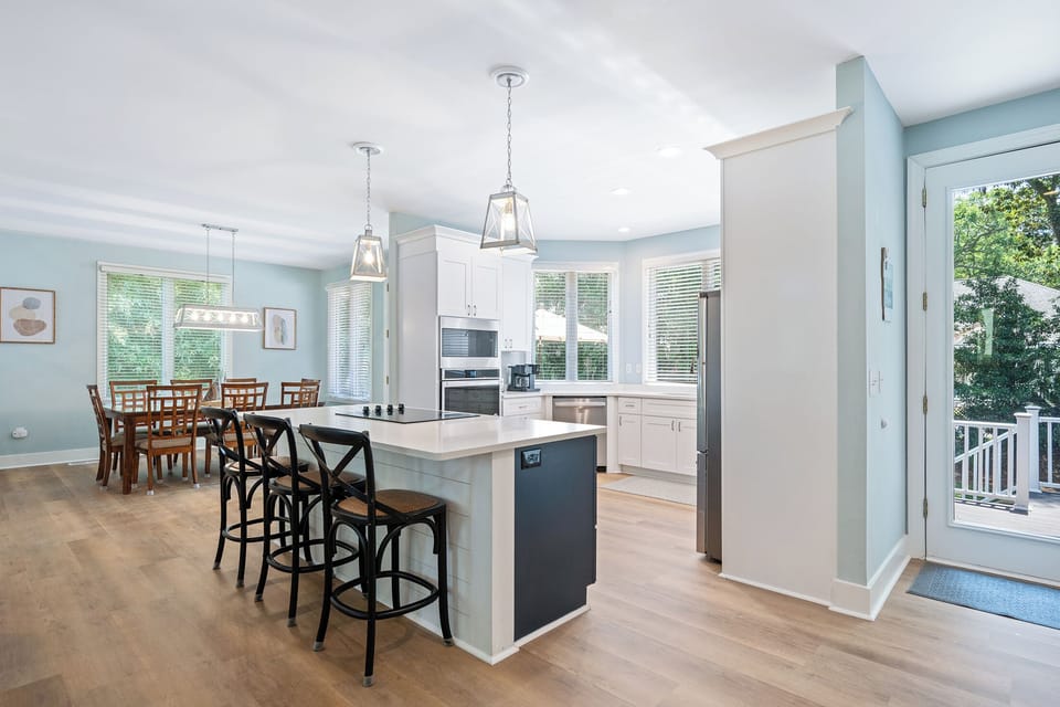 3 Cartgate | Modern kitchen w/ updated appliances - 3 Cartgate | Modern kitchen w/ updated appliances