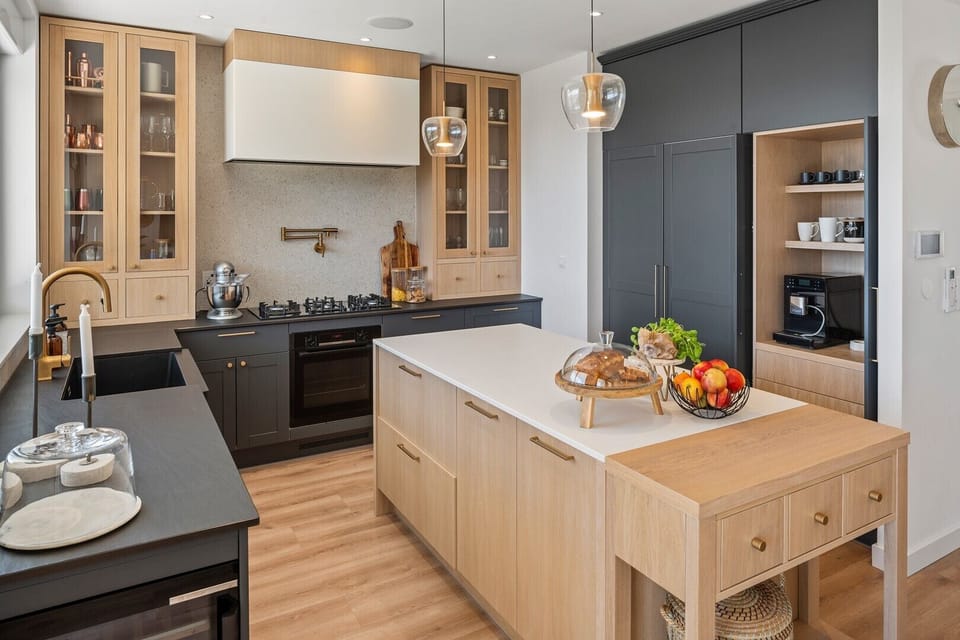 Fully equipped kitchen with a kitchen island
