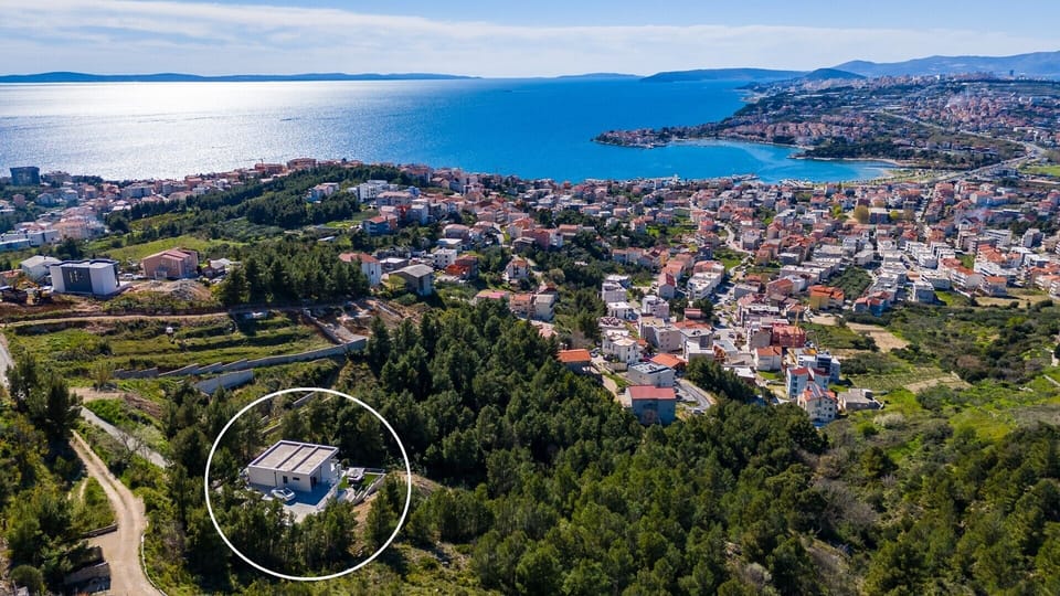 Marked position of the villa in a quiet area of upper area of village Podstrana