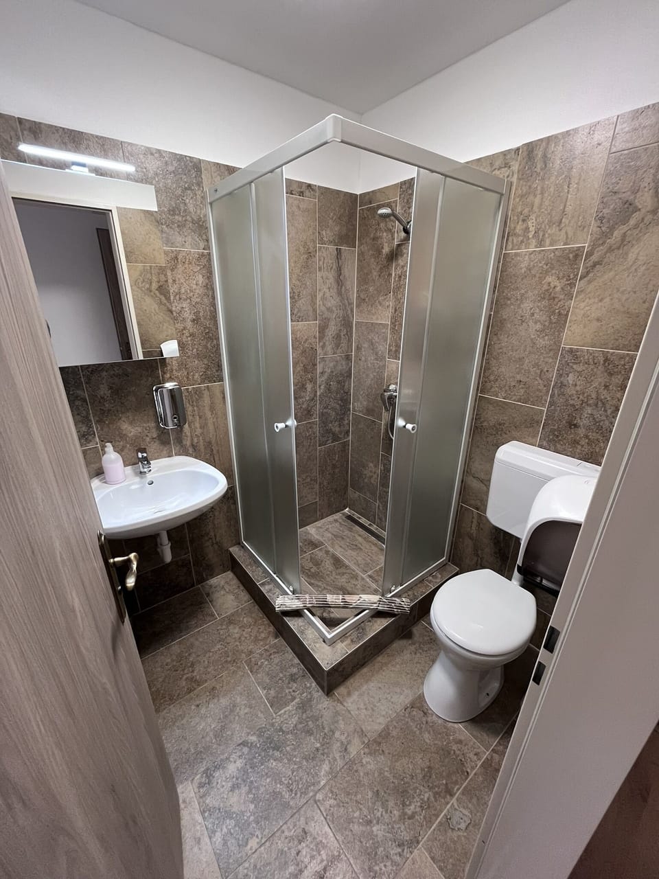Superior Room, 1 Queen Bed | Bathroom | Shower, towels