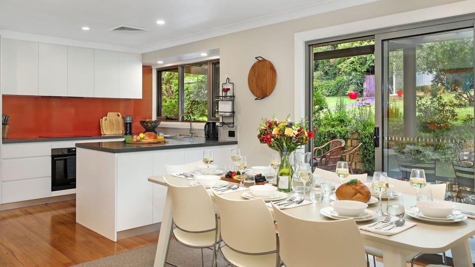 Dining | 900m to Historic Osborn House est. 1890s