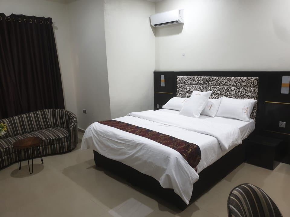 Luxury Room | Individually decorated, individually furnished, desk, laptop workspace