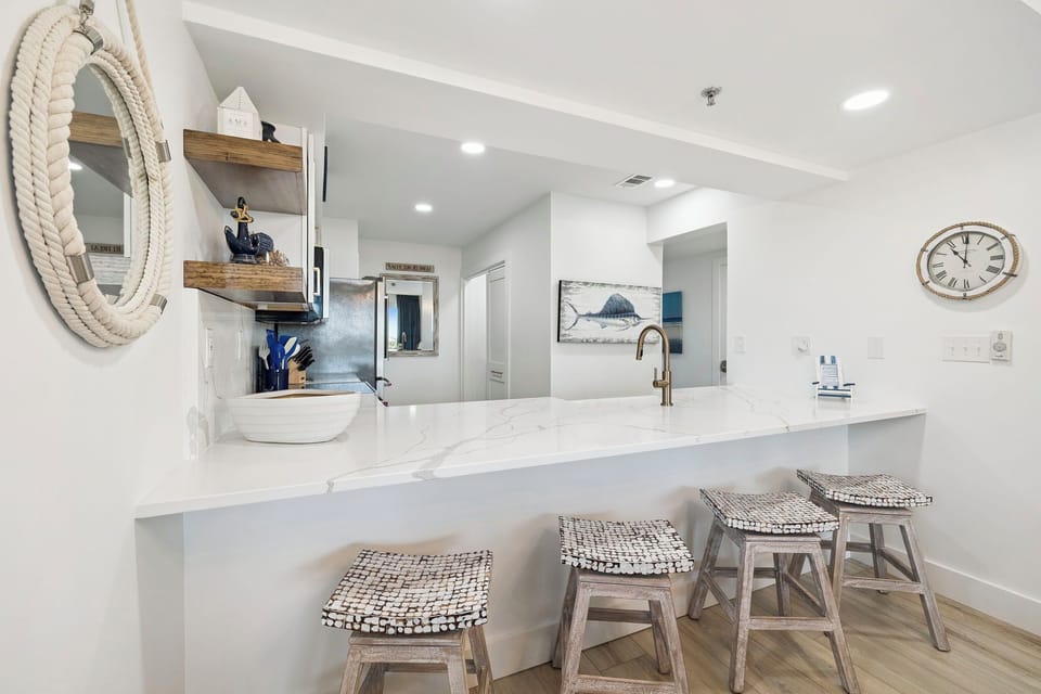 Bar Seating for 4 - Perfect for Breakfast or Quick Bites!