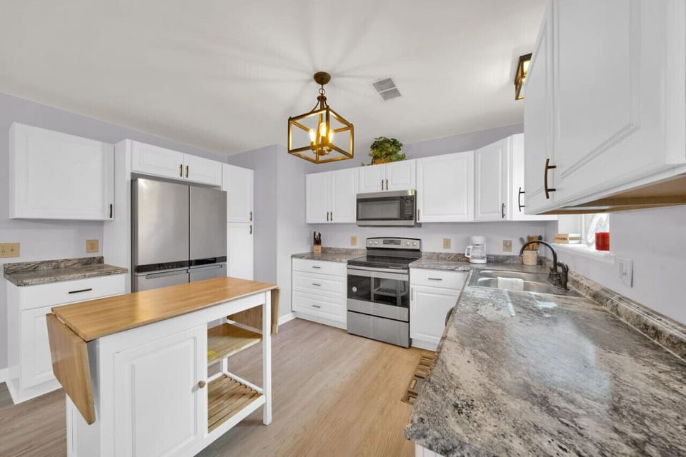 Spacious kitchen to prepare a meal for you and your guests to enjoy!