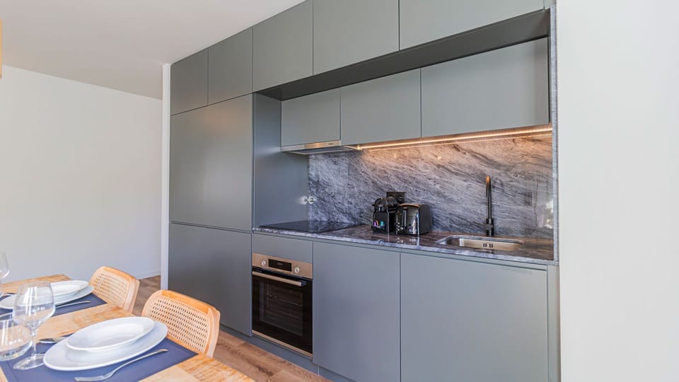 Prepare delicious meals in the compact yet well-equipped kitchenette, with modern appliances and utensils to inspire your culinary creations. #modern #quality