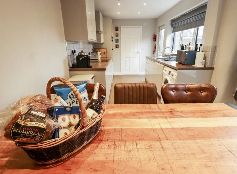 House | Private kitchen | Fridge, microwave, oven, stovetop