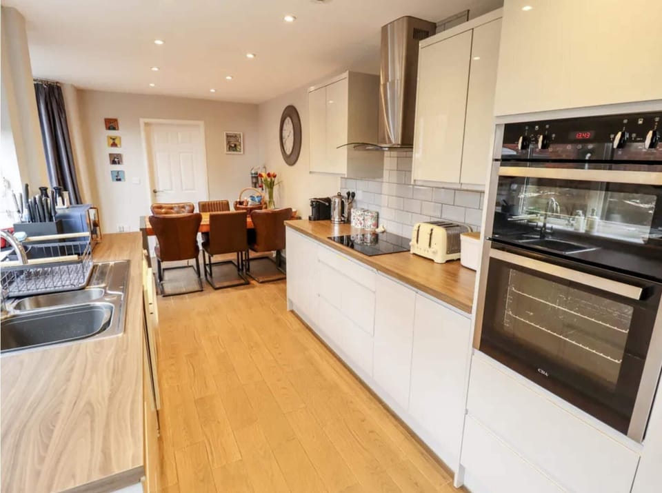 House | Private kitchen | Fridge, microwave, oven, stovetop