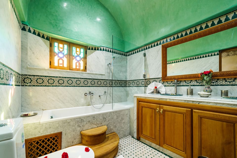 Royal Suite | Bathroom | Bathtub, free toiletries, hair dryer, bathrobes
