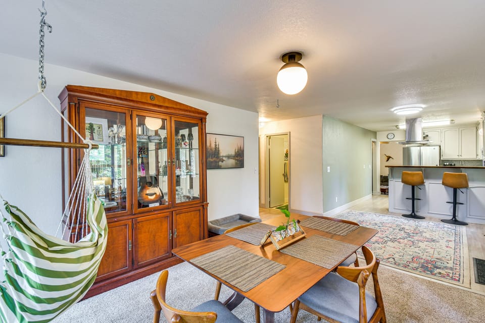 Dining Area | Dishware/Flatware
