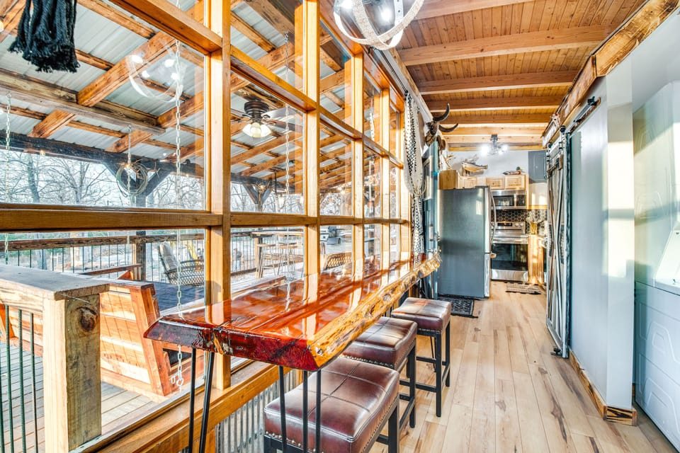 Studio | Dining Area | Dishware/Flatware | Trash Bags/Paper Towels