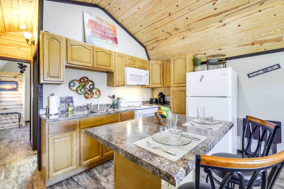 Kitchen | Keurig Coffee Maker | Toaster | Trash Bags & Paper Towels