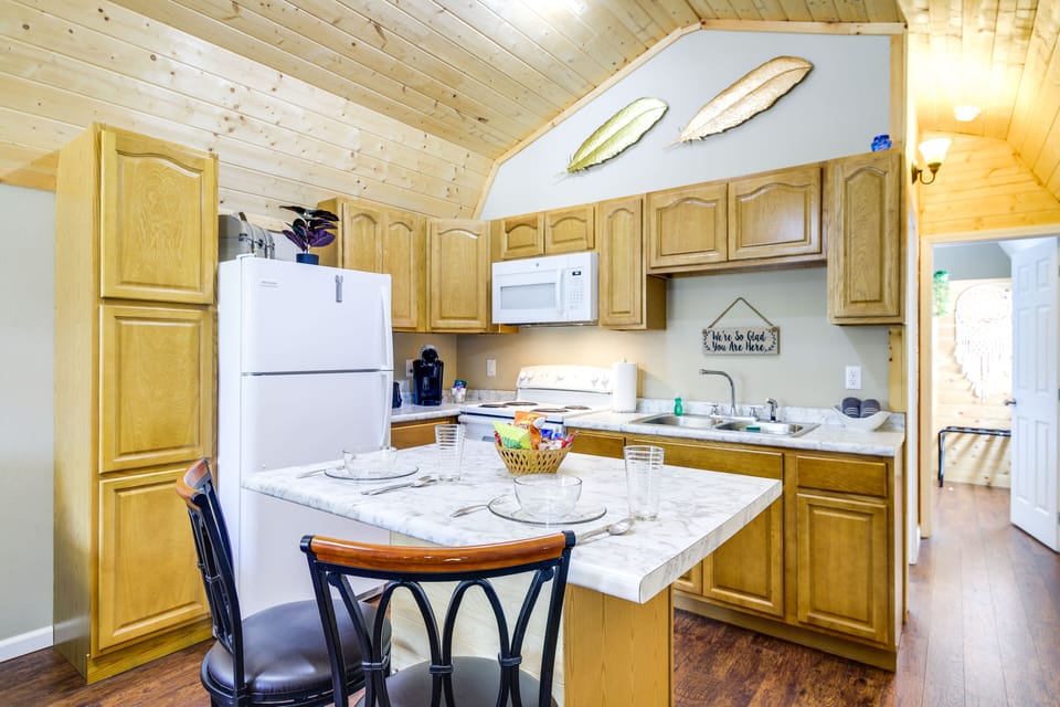 Kitchen | Keurig Coffee Maker | Toaster | Trash Bags & Paper Towels