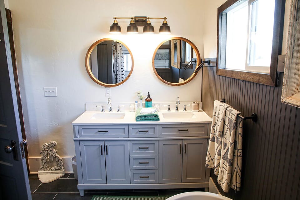 Downstairs full bathroom
