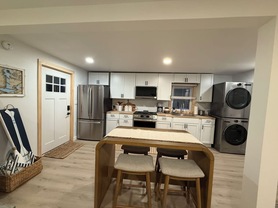Kitchen/ dining/sleeping area