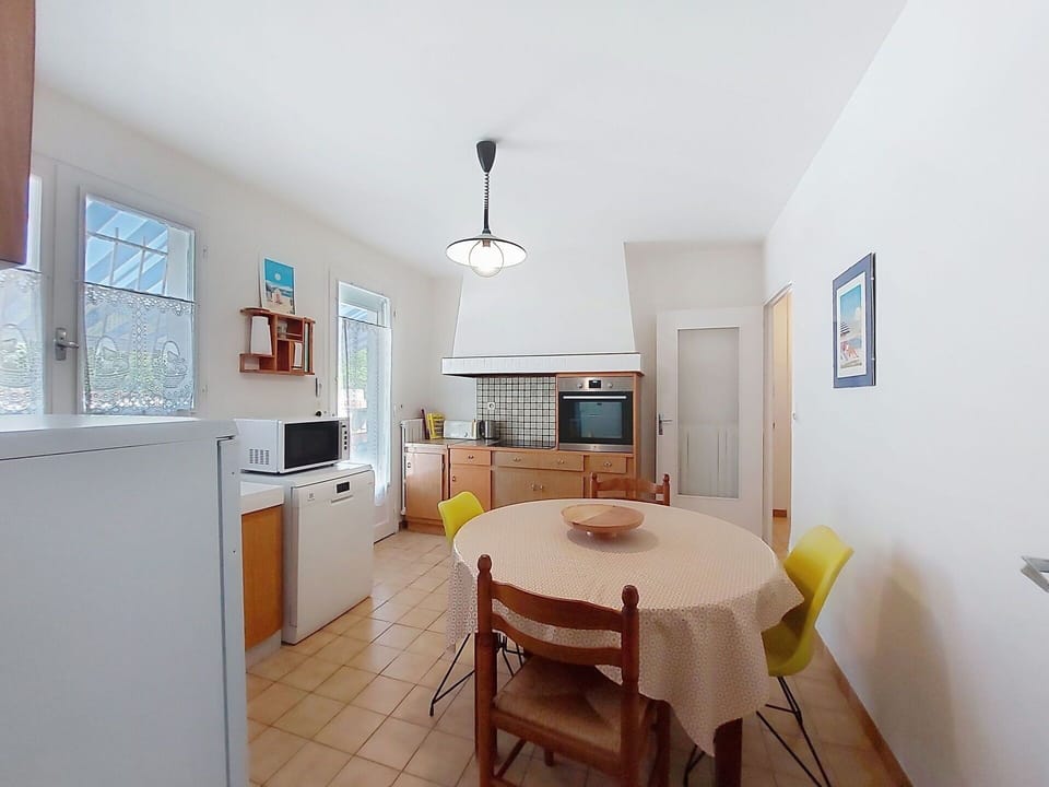 Flooring, Floor, Furniture, Interior Design, Ceiling, Countertop, Chair, Kitchen & Dining Room Table, Kitchen, Room