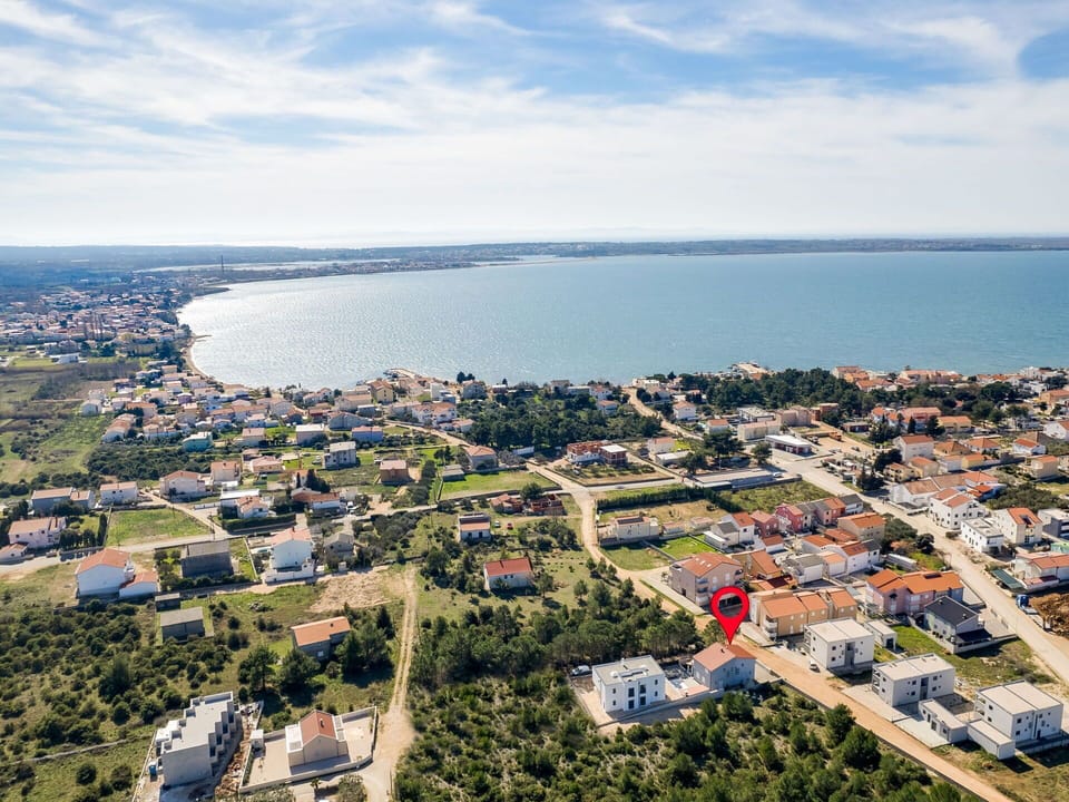 Water, Sky, Cloud, Building, Azure, Coastal And Oceanic Landforms, Urban Design, Horizon, House, Tree