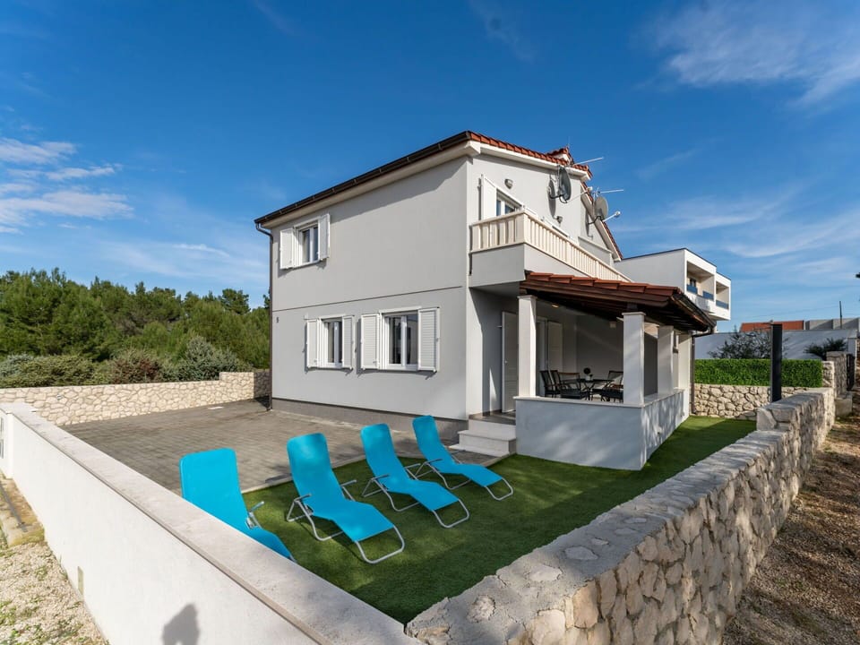 Sky, Cloud, Property, Building, Window, House, Land Lot, Cottage, Residential Area, Outdoor Furniture