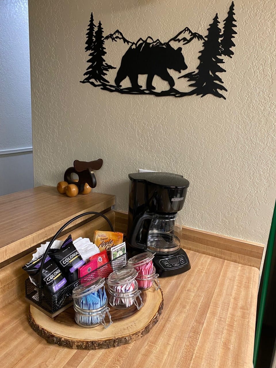 Coffee Maker - Coffee Maker with a selection of coffee and tea!
