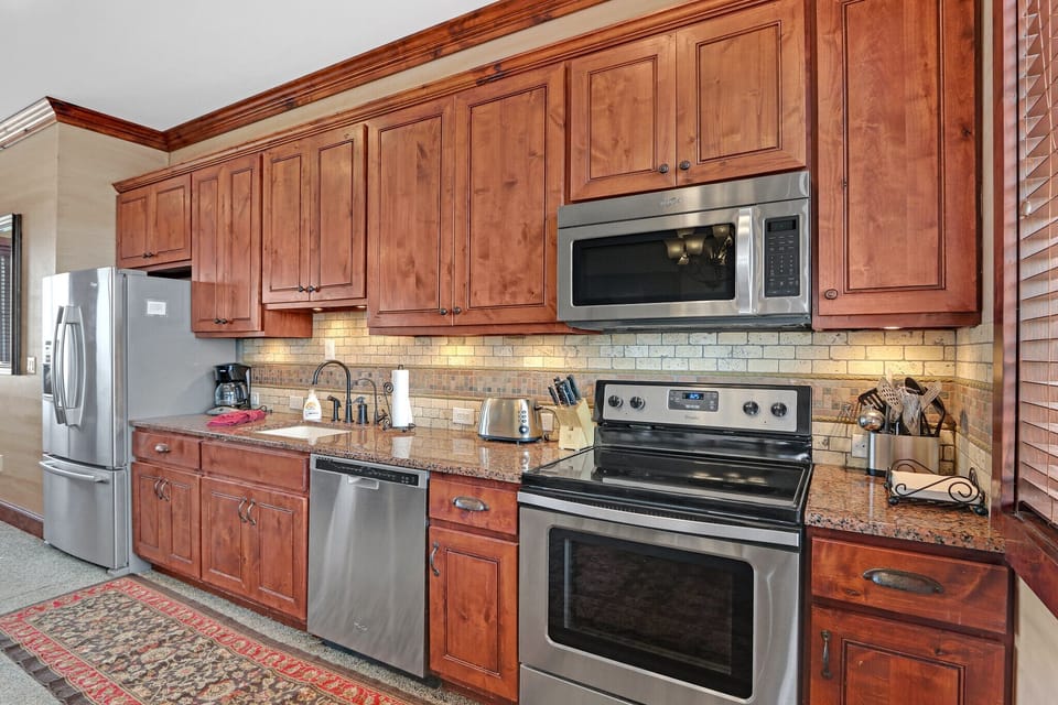 The kitchen has all appliances for cooking meals in