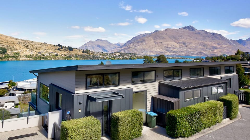 Perfectly positioned to enjoy all Queenstown's panoramic vistas