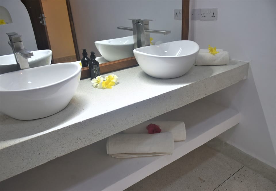 Elite Bungalow, 1 King Bed, Non Smoking, Ocean View | Bathroom | Shower, rainfall showerhead, free toiletries, towels