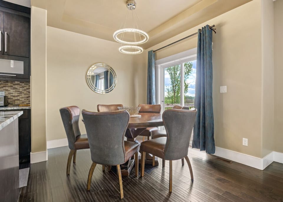 Comfortable dining area comfortably seating 10 people