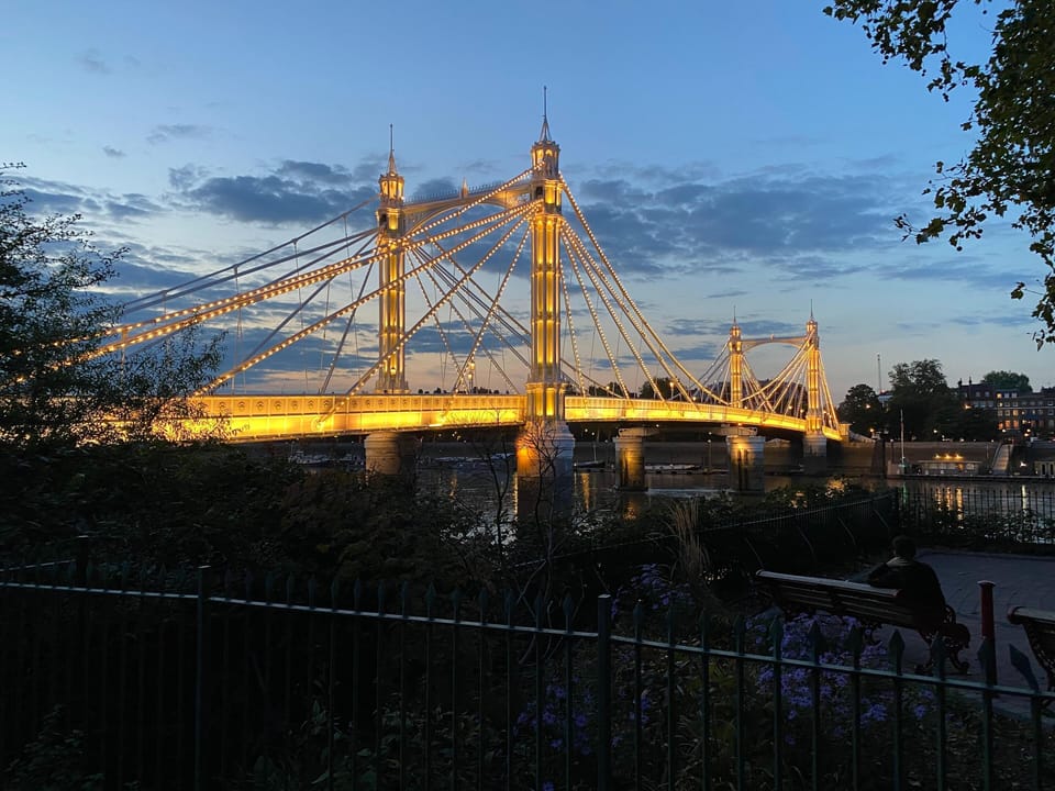 Just 2 minutes walk from the River Thames!!