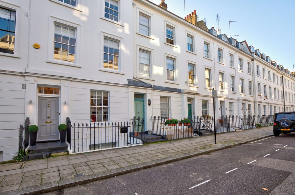 Central Zone 1, yet incredibly quiet street just moments from cafes/pubs/shops!