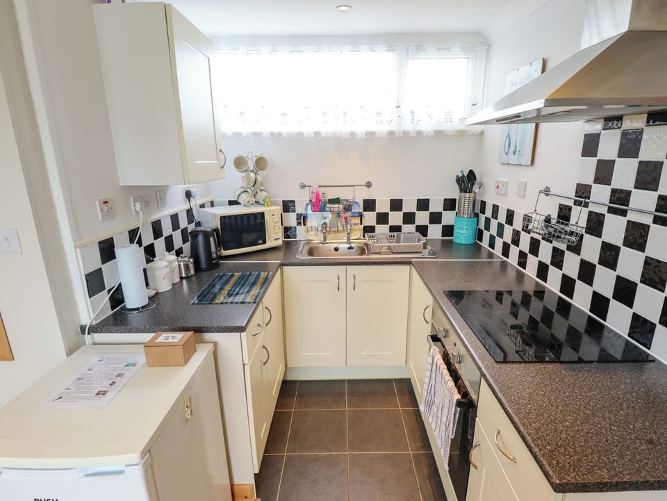 Cottage | Private kitchen | Fridge, electric kettle, toaster, cookware/dishes/utensils