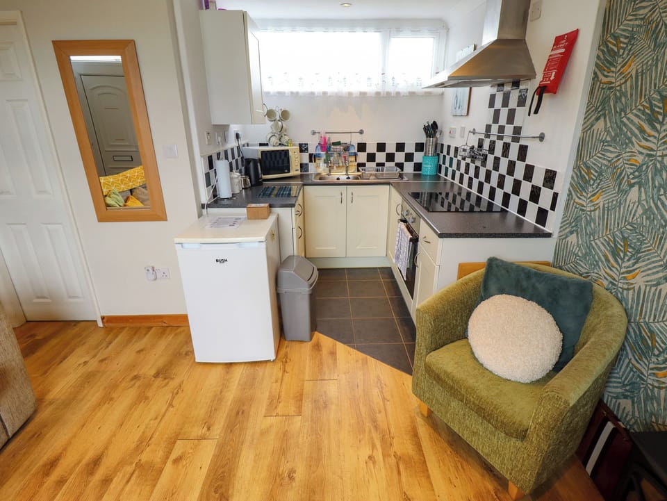 Cottage | Private kitchen | Fridge, electric kettle, toaster, cookware/dishes/utensils