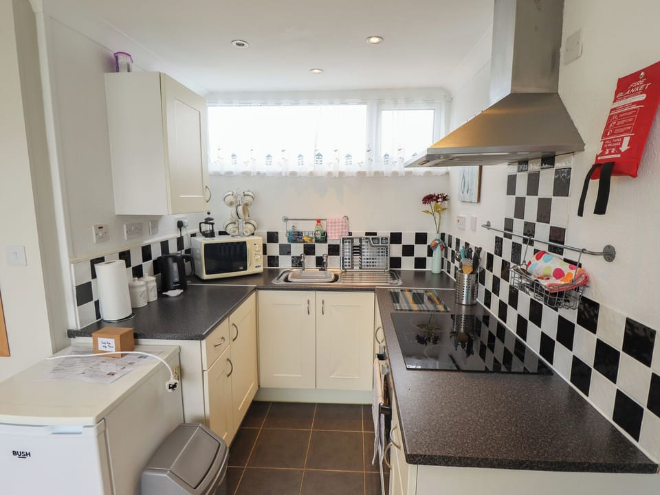 Cottage | Private kitchen | Fridge, electric kettle, toaster, cookware/dishes/utensils