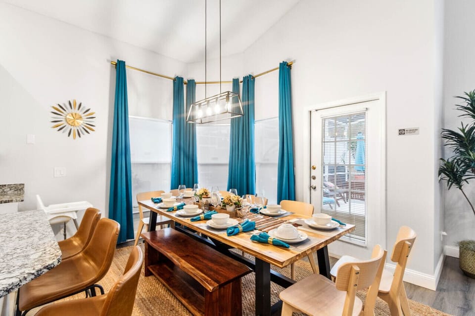 Elegant dining area: Seat 10 comfortably at the spacious dining table