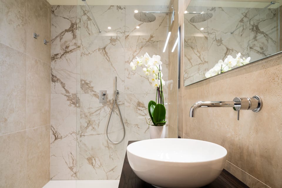 Deluxe Room | Bathroom | Shower, rainfall showerhead, free toiletries, hair dryer