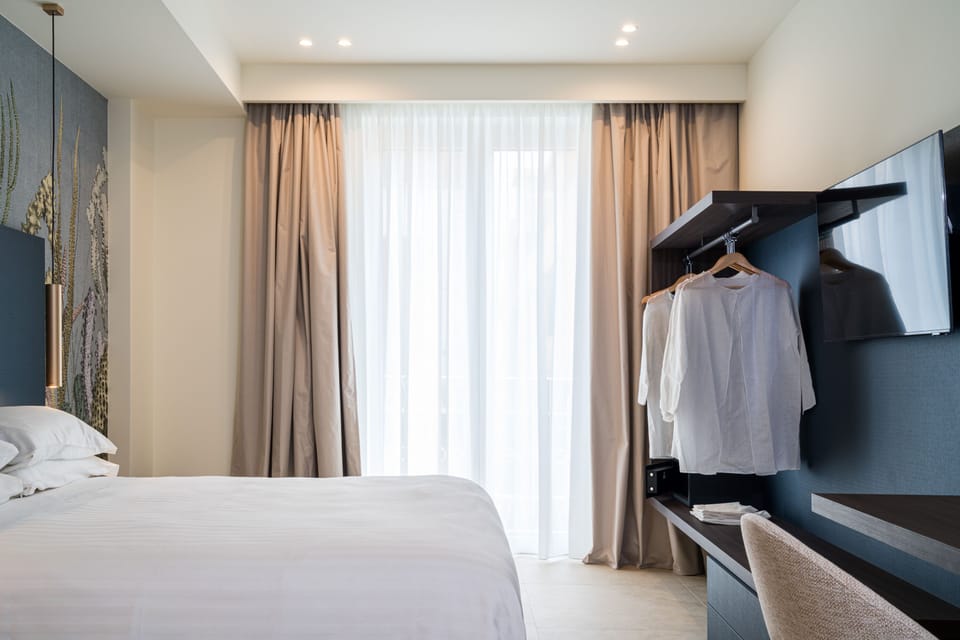 Deluxe Room | Premium bedding, down comforters, memory foam beds, minibar