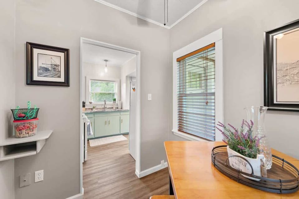 Cozy dining nook w/ table for coffee, snacks or casual meals