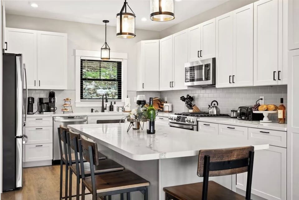 Enjoy a gourmet experience in our fully equipped kitchen, perfect for hosting family dinners and celebrations.