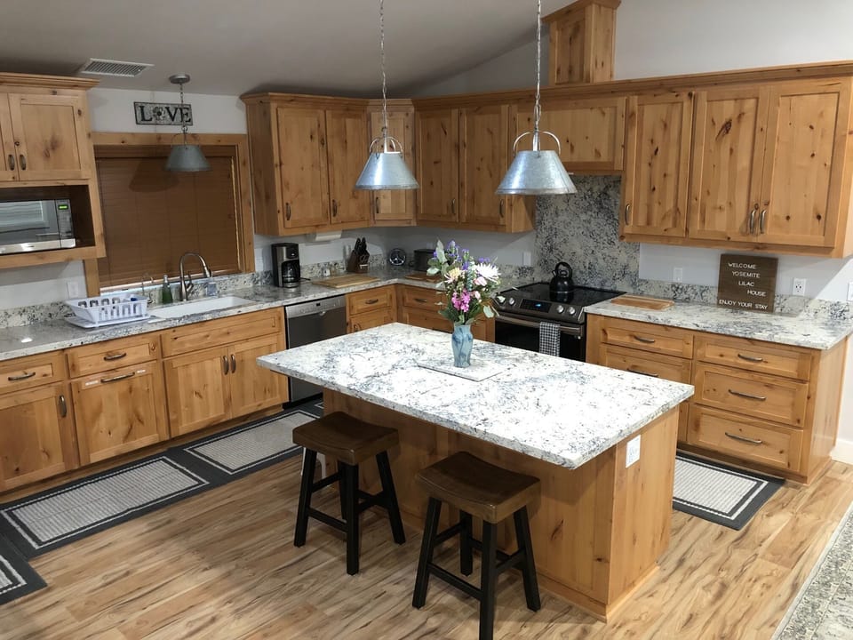 Kitchen / Island Bar