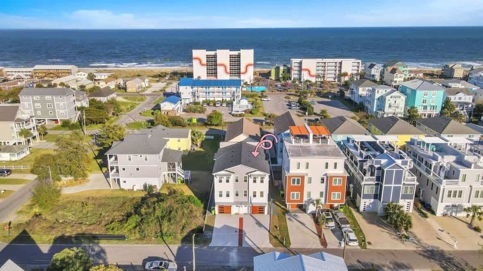 Just 2 blocks from the beach (3 min walk to public beach access).