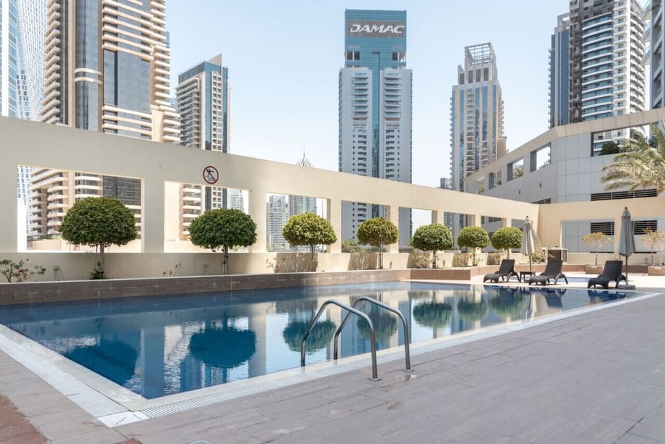 Rooftop Pool Oasis: Dive into luxury with stunning city views and relaxing sun loungers!