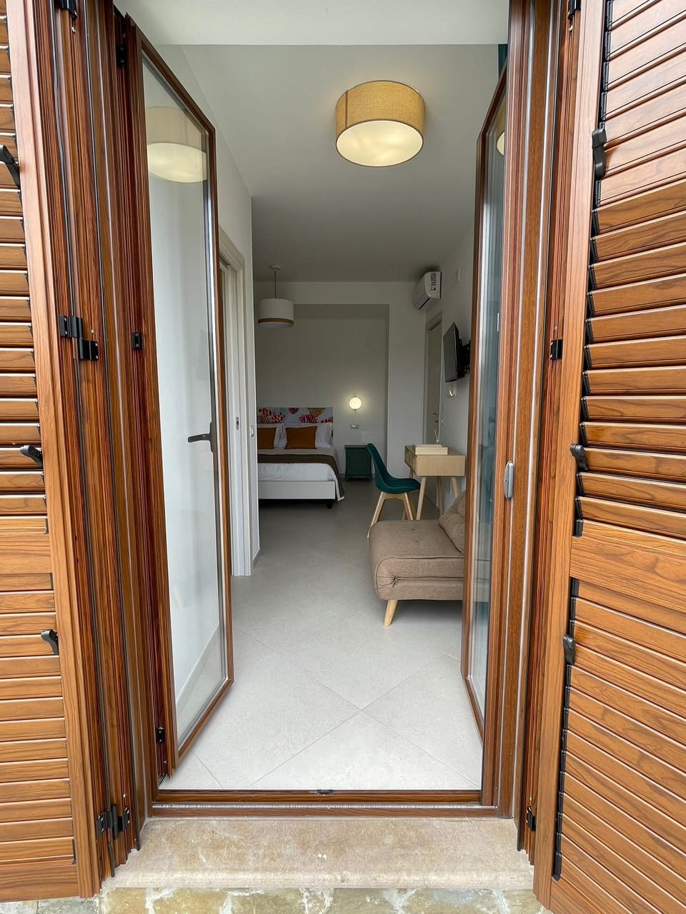 Classic Room, Hill View | In-room safe, desk, laptop workspace, blackout drapes