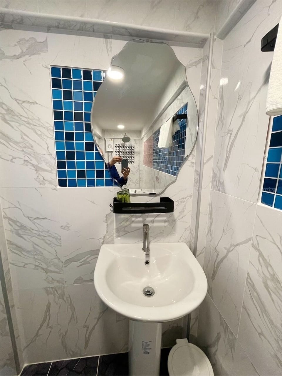 Separate tub and shower, deep soaking tub, rainfall showerhead