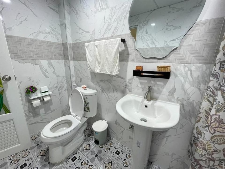 Deluxe Double with Jacuzzi | Bathroom | Separate tub and shower, deep soaking tub, rainfall showerhead