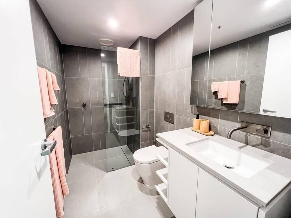 Ensuite to the master bedroom.