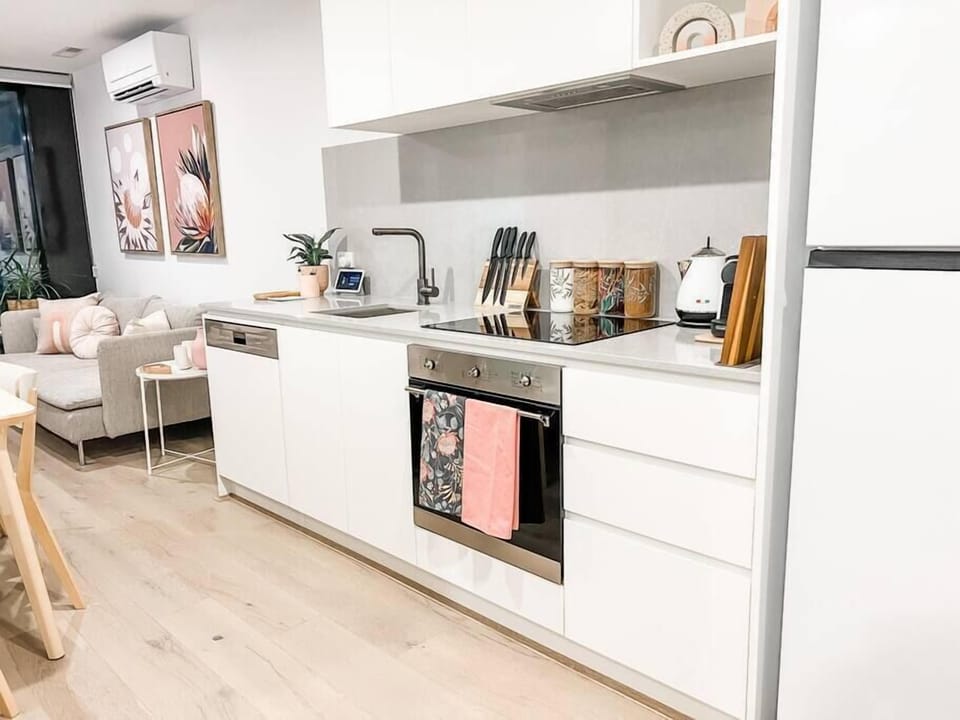 Everything you need is in this beautiful kitchen. You'd be able to cook a full roast dinner with our amenities.
