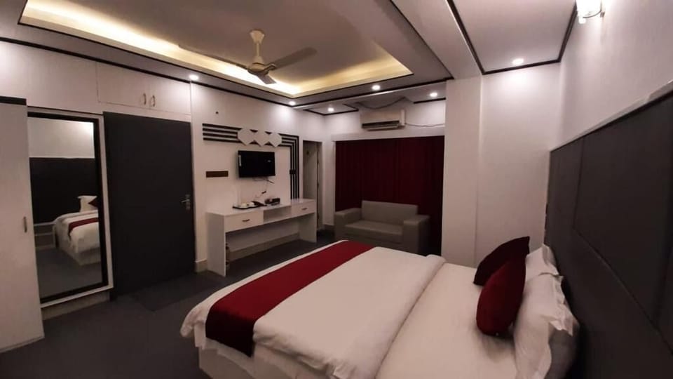 Family Suite, City View | Desk, free WiFi, bed sheets