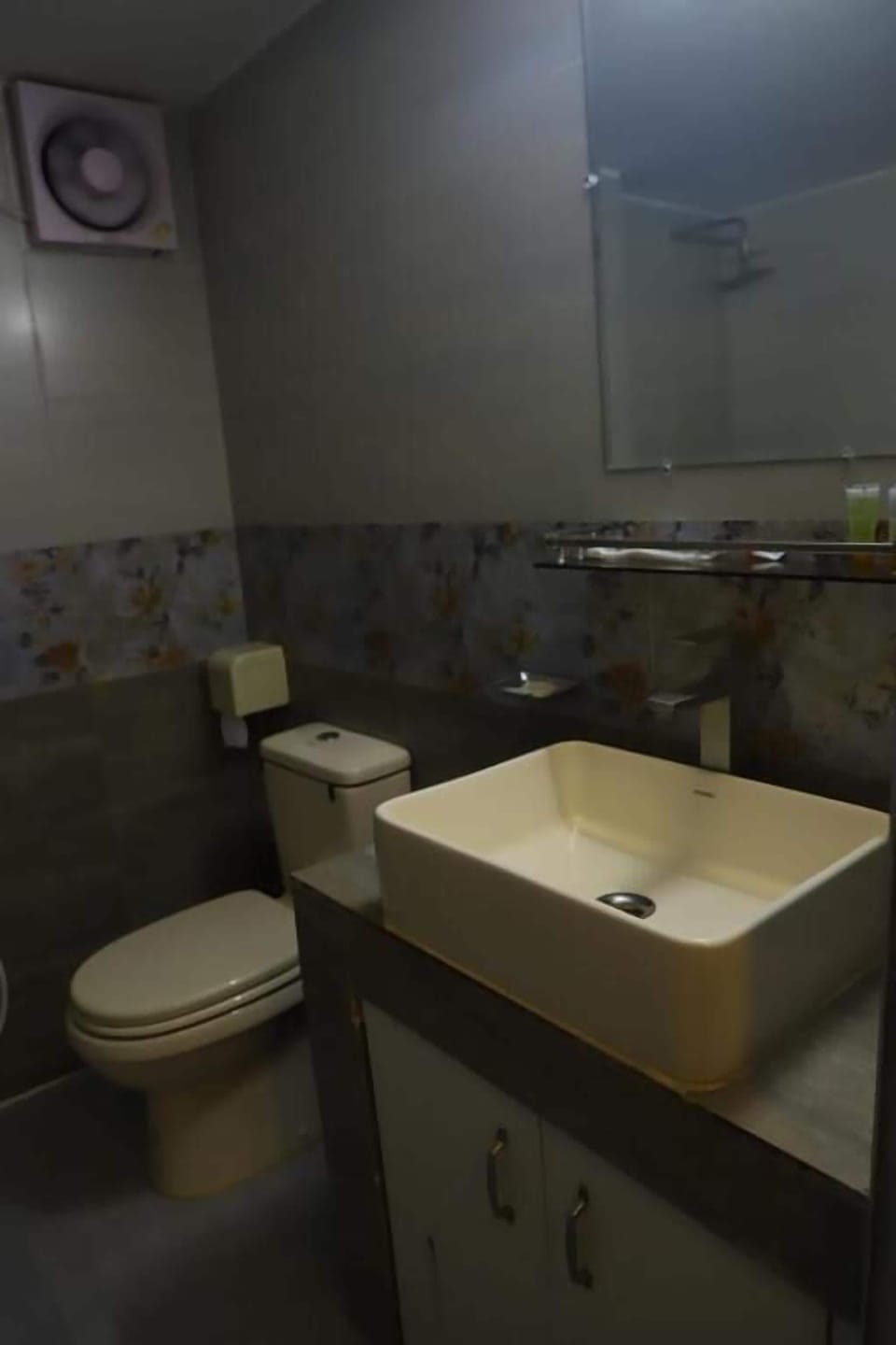 Deluxe Double Room, City View | Bathroom | Rainfall showerhead, free toiletries, slippers, towels