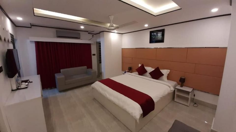 Family Suite, City View | Desk, free WiFi, bed sheets