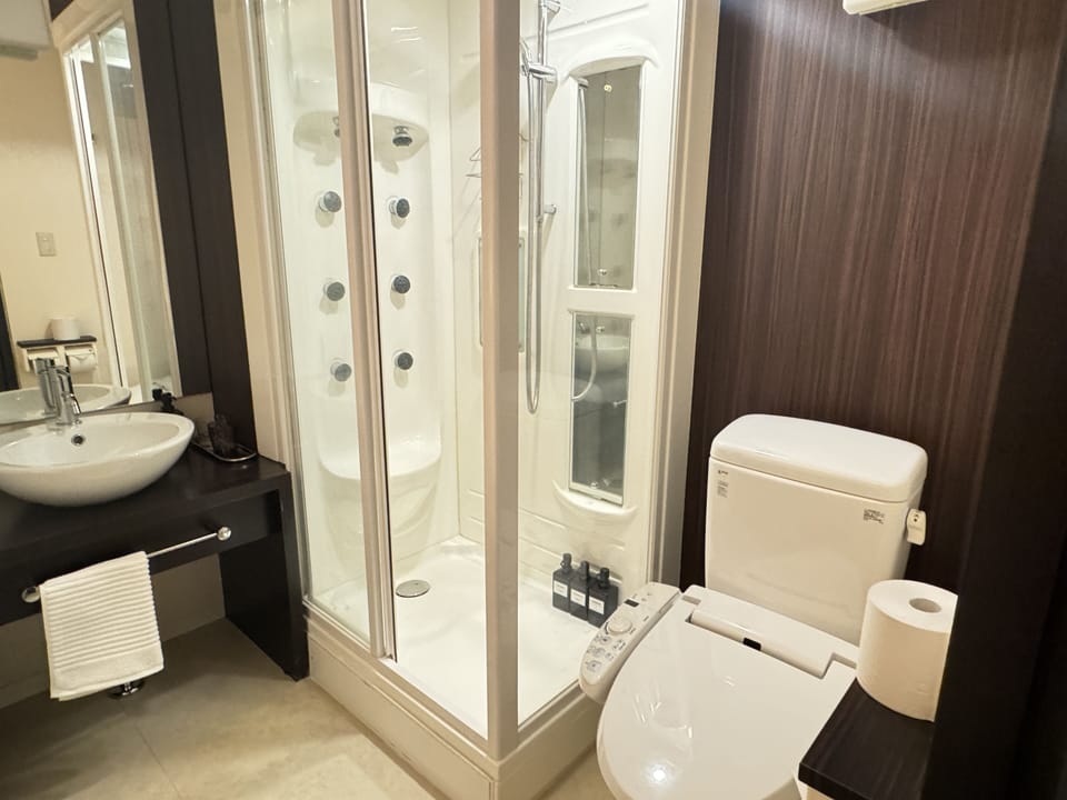 Classic Room, 1 Bedroom | Bathroom | Free toiletries, slippers