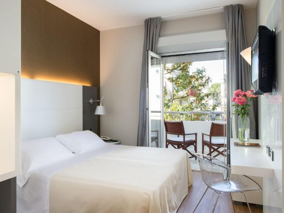 Down comforters, in-room safe, desk, blackout drapes